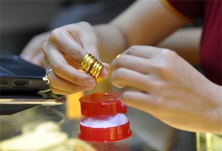 Giá đô la Mỹ hôm nay 24/3 đột ngột “nóng”, giá vàng giảm nhẹ