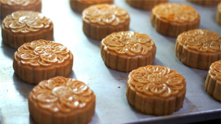 Lãi trăm triệu từ lò bánh Trung thu truyền thống Sài Gòn 