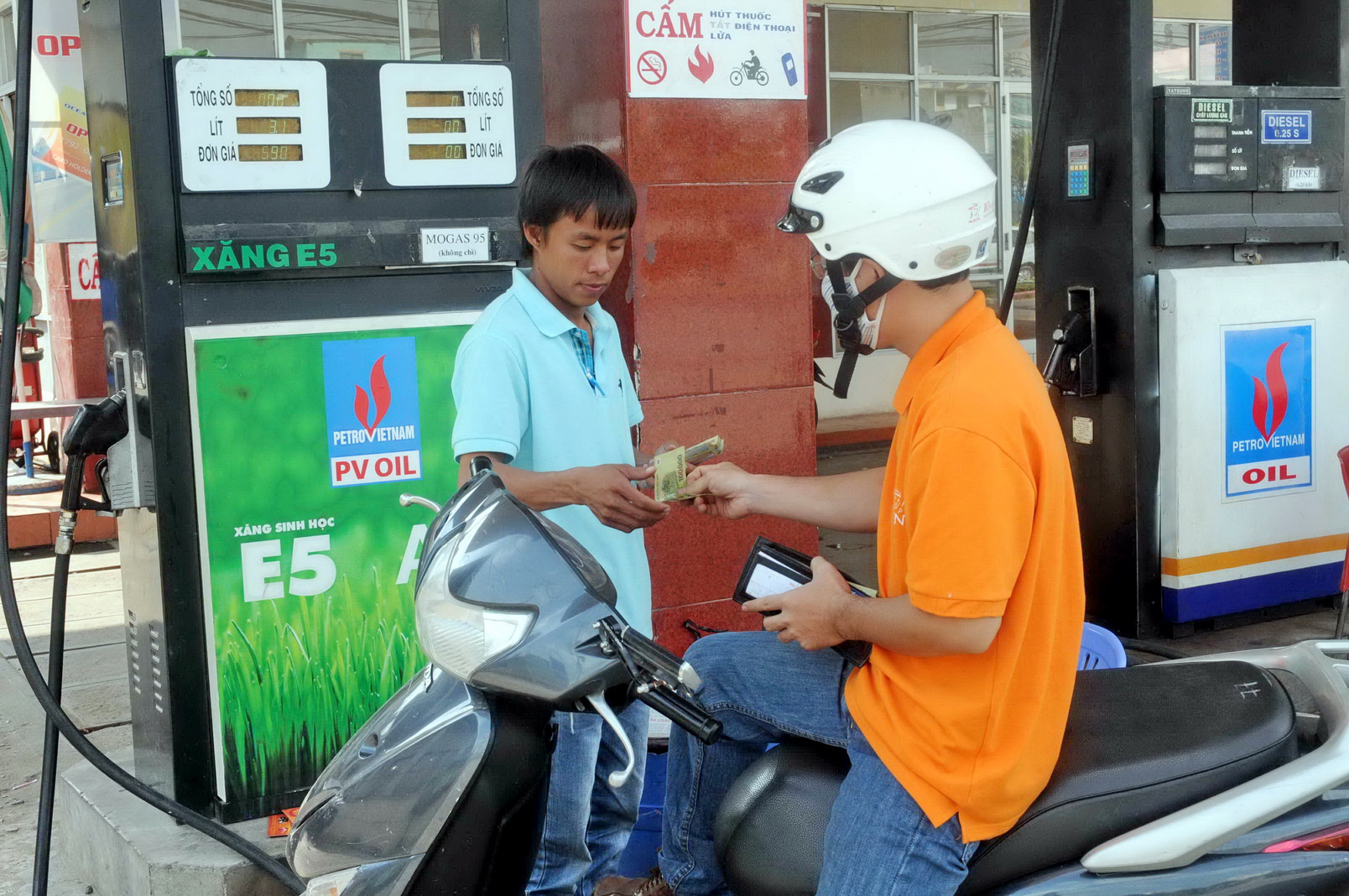 Quảng Ngãi: 4 triệu lít xăng E5 đã sẵn sàng bán ra 