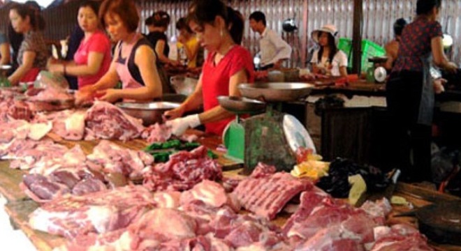  Giá xăng giảm mạnh, giá thực phẩm ào ào tăng 