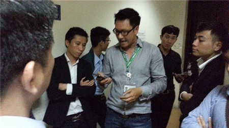 Nhân viên ngân hàng và công an phường phá cửa nhà dân xiết nợ